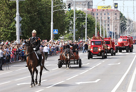 Firefighters’ Day in Belarus: a parade of modern and classic fire vehicles, demonstrations and games