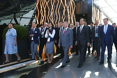 白俄罗斯总理安德烈.科比雅科夫在参观哈萨克斯坦国家馆期间