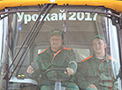 Комбайнер Леонид Парамонов и помощник Дмитрий Скрипелёв – первый экипаж-тысячник в Витебской области