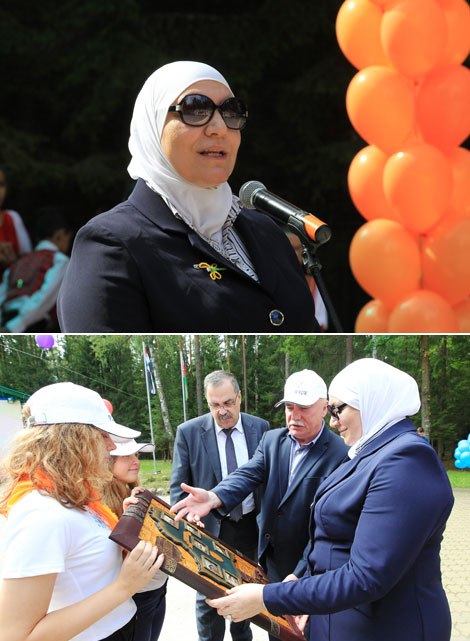 Міністр сацыяльных пытанняў і працы Сірыі Рыма аль-Кадэры ў лагеры 