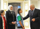 Александр Лукашенко с детьми из Сирии
