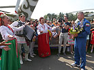 在博罗瓦亚机场与航天员奥列格.诺维茨基一起庆祝了白俄罗斯空军日