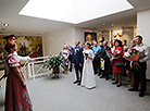 9对情侣在明斯克950周年节日里举行盛大婚礼