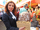 明斯克面包节：“明斯克950周年”大蛋糕旁的芳香、甜食和狂热