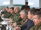 Александр Лукашенко наблюдает за ходом учения "Запад-2017" на полигоне Борисовский