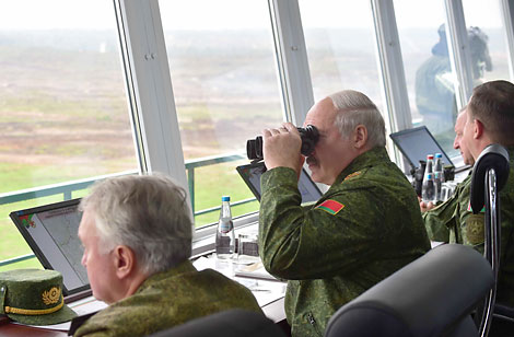 Alexander Lukashenko watches progress of the Zapad 2017 exercise in the Borisovsky exercise area