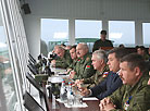 Президент Беларуси, Главнокомандующий Вооруженными Силами Александр Лукашенко в завершающий день учения наблюдал за маневрами на полигоне Борисовский