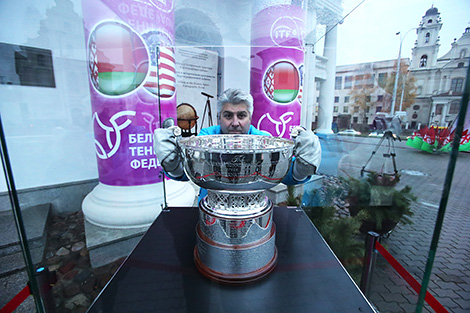 Главный трофей Кубка Федерации по теннису выставили у минской Ратуши
