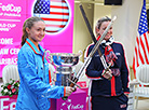 白俄罗斯女选手亚历山德拉•萨斯诺维奇和美国女选手可可•范德维奇揭开了联合会杯决赛的序幕