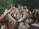 Конный переход кавалеристов вдоль линии бывшего фронта