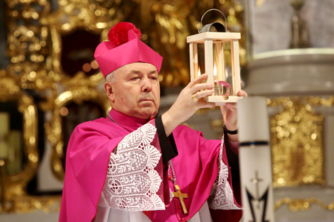 Bishop of the Grodno Catholic Diocese Aleksander Kaszkiewicz receives the Bethlehem light