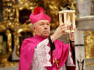 Бискуп Гродненской католической епархии Александр Кашкевич принял Вифлеемский огонь