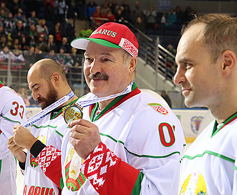 Аляксандр Лукашэнка з ігракамі сваёй каманды