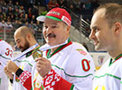 Аляксандр Лукашэнка з ігракамі сваёй каманды