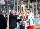 Председатель Федерации хоккея Беларуси Семен Шапиро вручает кубок победителям Рождественского турнира