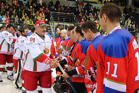 Alexander Lukashenko with Russian ice hockey players