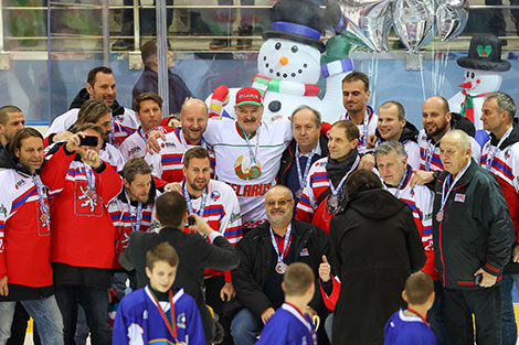 Alexander Lukashenko with the team of the Czech Republic, the bronze medalists of the 14th Christmas Amateur Ice Hockey Tournament
