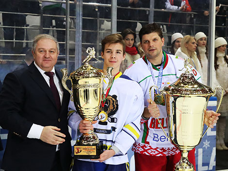 Chairman of the Belarusian Ice Hockey Federation Semyon Shapiro with the winners of the Christmas Amateur Ice Hockey Tournament and of the U15 Golden Puck tournament