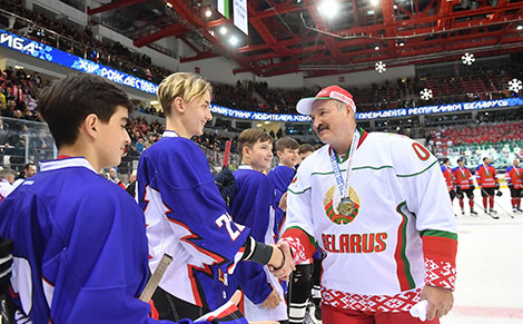 Александр Лукашенко поздравляет хоккеистов команды 