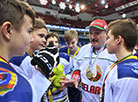 Александр Лукашенко с хоккеистами команды "Медведь" 