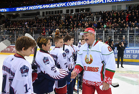 Alexander Lukashenko congratulates members of Minsk Griffons team, the silver medalists of the U15 Golden Puck tournament