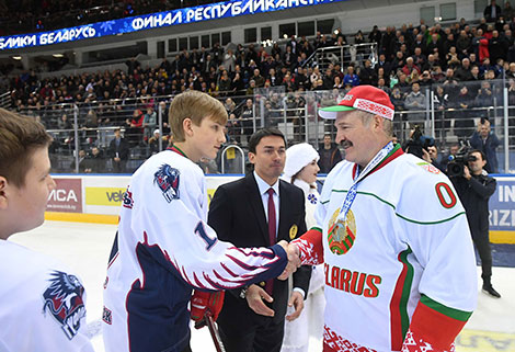 Alexander Lukashenko congratulates Nikolai Lukashenko who won a silver medal at the U15 Golden Puck tournament