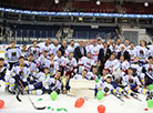 Хоккеисты команды Президента и команды "Медведь", победившей в турнире "Золотая шайба"