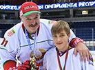 Аляксандр Лукашэнка віншуе Мікалая Лукашэнку з другім месцам турніру "Залатая шайба"