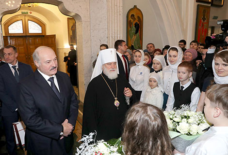 Президент Беларуси Александр Лукашенко зажег рождественскую свечу в Свято-Духовом кафедральном соборе Минска