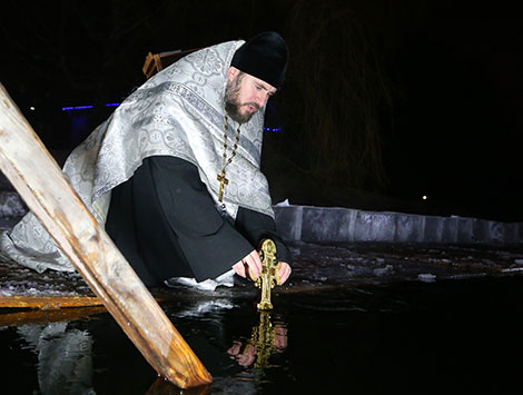 Belaursians celebrate Epiphany by diving into icy waters