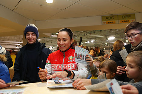 Belarusian speed skaters hold an autograph session