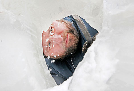 Участник конкурса ледяных фигур Александр Логунов