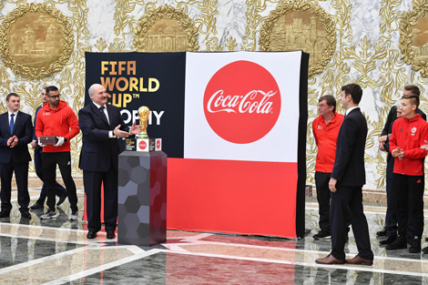 亚历山大•卢卡申科和国际足联代表卢卡斯•拉霍夫