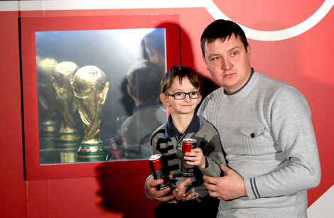 Впервые в Беларуси: Кубок мира ФИФА прибыл в Минск