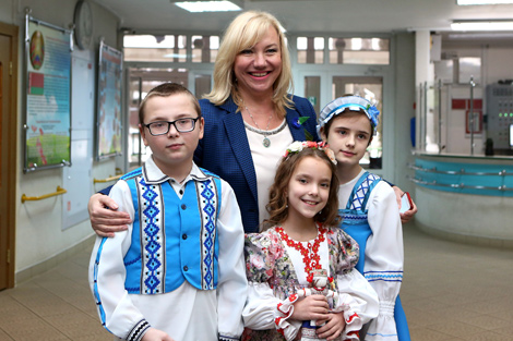 白俄罗斯共和国残疾儿童康复中心主任柳德米拉•孔德拉绍娃和孩子们