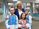 白俄罗斯共和国残疾儿童康复中心主任柳德米拉•孔德拉绍娃和孩子们