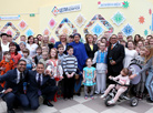 马里安娜•谢特基娜、阿米娜・默罕默德、柳德米拉•孔德拉绍娃和康复中心的孩子们