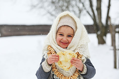 在斯特罗奇察谢肉节上的小女孩瓦西里萨•科瓦列夫斯卡娅