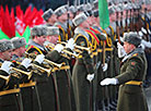 Почётный караул во время возложения венков к монументу Победы