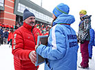 亚历山大·卢卡申科为“雪地狙击手” 比赛获胜者和获奖者颁奖