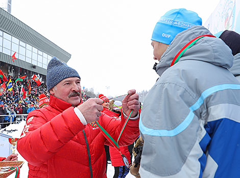 亚历山大·卢卡申科为“雪地狙击手” 比赛获胜者和获奖者颁奖