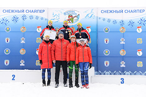 亚历山大·卢卡申科与比赛获胜者和获奖者在一起
