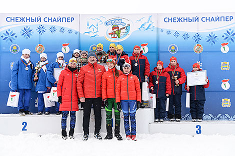亚历山大·卢卡申科与比赛获胜者和获奖者在一起