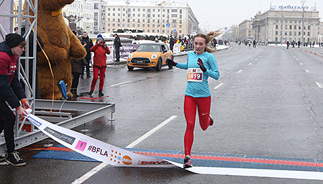 Финиширует победительница на дистанции 2 км Татьяна Шабанова