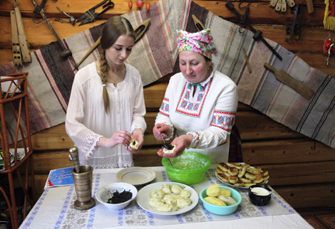 Беларуская аўтэнтычная кухня: старадаўнія рэцэпты збіраюць у Полацкім раёне