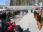 Церемония возложения цветов к Вечному огню в мемориальном комплексе "Хатынь"