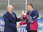 Александр Лукашенко вручает кубок команде "Грифоны"
