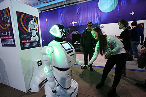 Роботы-экскурсоводы на выставке 