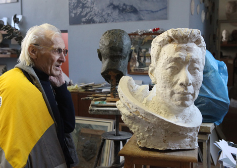 Скульптор Иван Миско начал работу по изготовлению бюста первого китайского космонавта Ян Ливэй