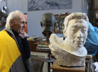 Скульптор Иван Миско начал работу по изготовлению бюста первого китайского космонавта Ян Ливэй